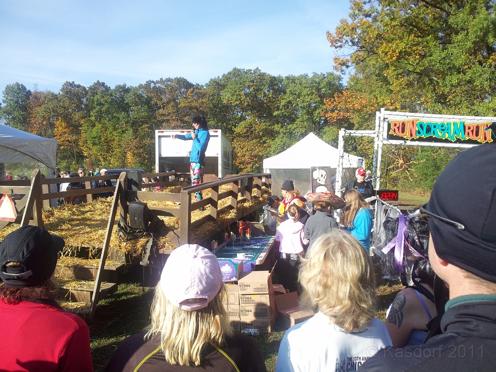 RunScreamRun 2011 070.jpg - The 2011 "RunScreamRun" 10K at Wiard's Orchard in Ypsilanti Michigan.... spooky good run for Halloween.